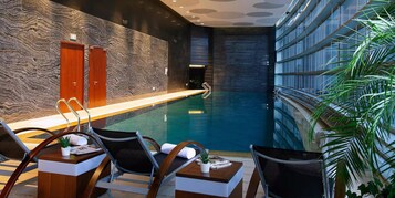 Una piscina techada, una piscina al aire libre