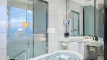 Combined shower/tub, rainfall showerhead, free toiletries, hair dryer