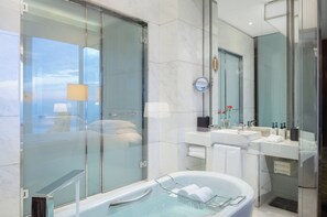 Combined shower/bathtub, rainfall showerhead, free toiletries - InterContinental Nanjing by IHG (Nanjing)