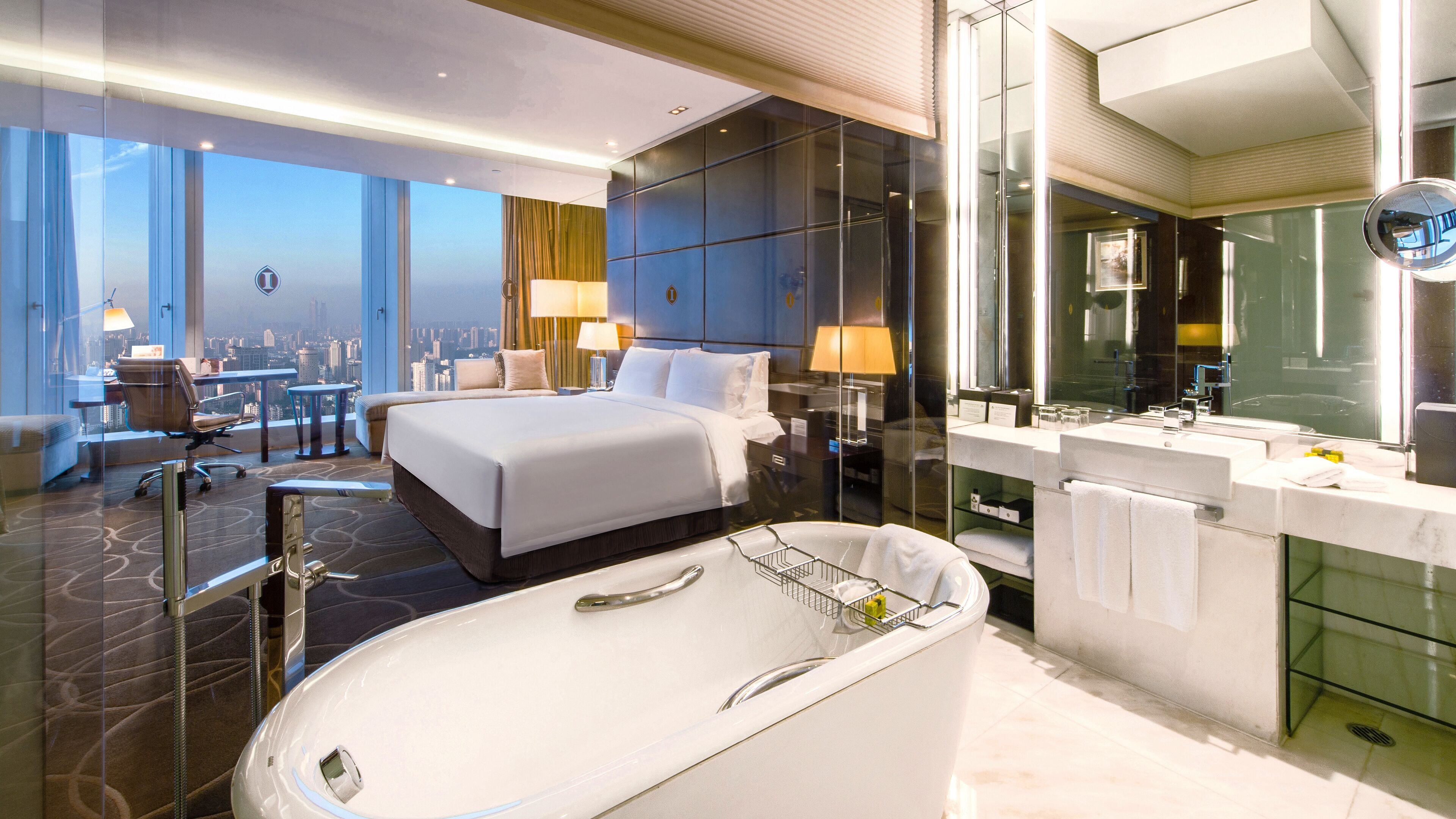 经典客房, 1 张特大床, 城市景观 (High Floor) | 高档床上用品、羽绒被、免费迷你吧物品、客房内保险箱