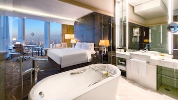 Quarto clássico, 1 cama King, vista para a cidade (High Floor) | Roupas de cama premium, edredons de pluma