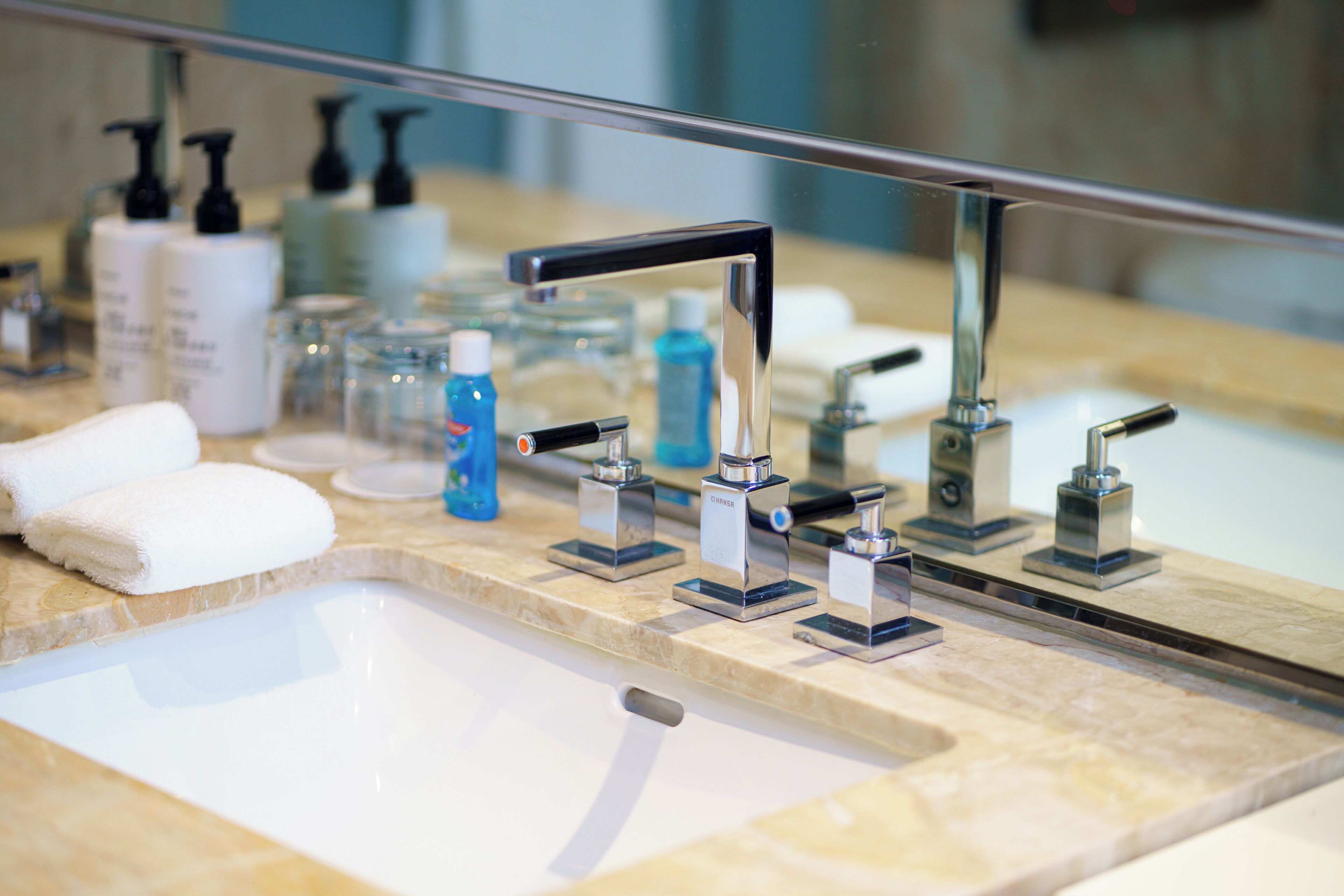 combined shower/bathtub, rainfall showerhead, free toiletries