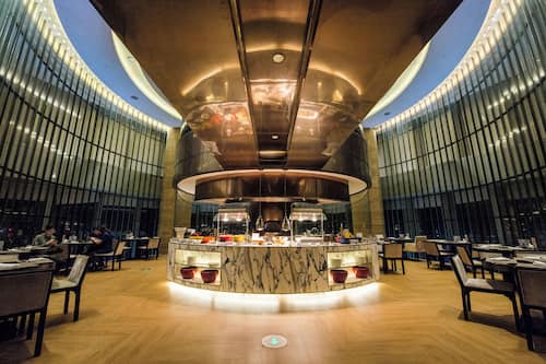 4 restaurants; breakfast, lunch, and dinner served