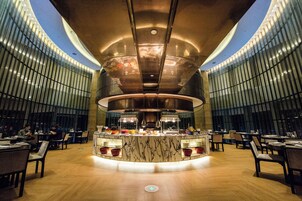 4 restaurantes; se sirve desayuno, almuerzo y cena