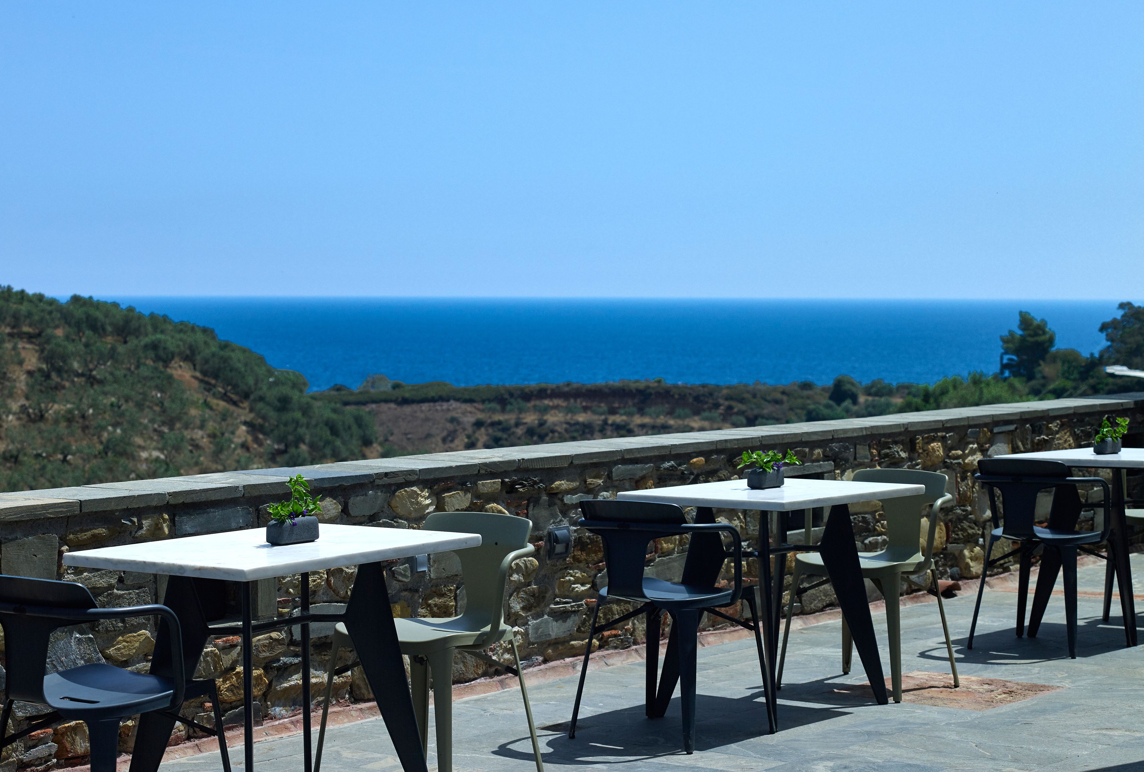 3 من المطاعم، حيث تُقدم وجبات الإفطار، العشاء، أطباق البحر المتوسط