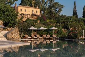 2 albercas al aire libre, sombrillas en la alberca y camastros