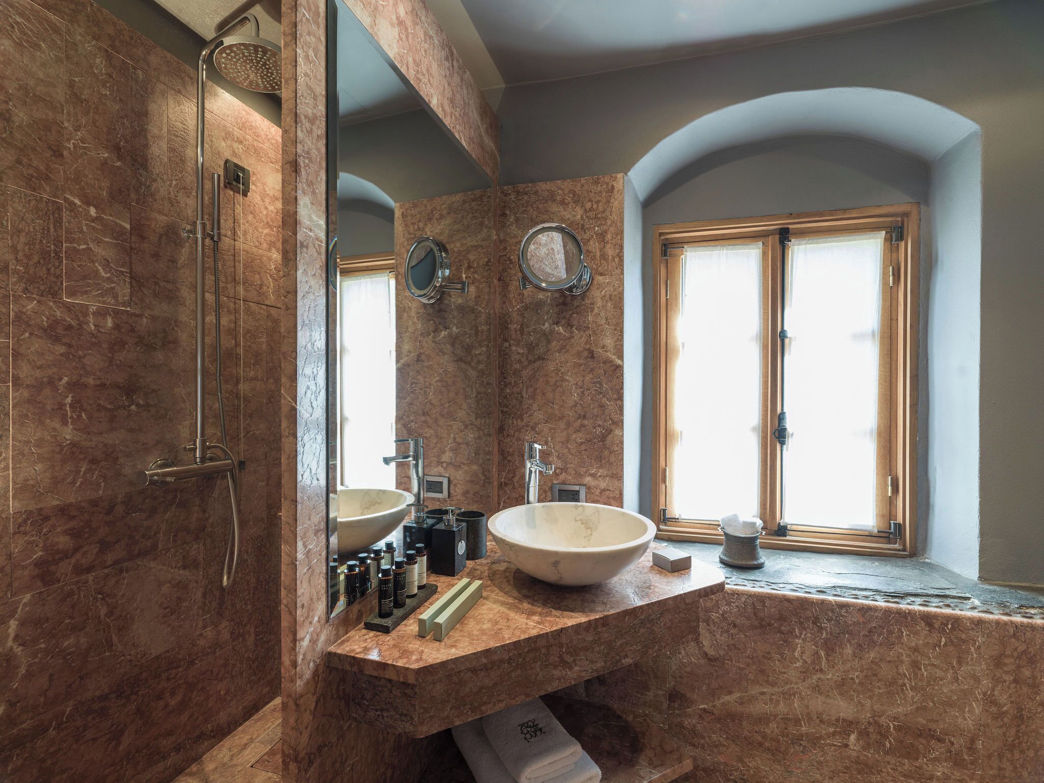 suite (kinsterna) | bathroom | shower, free toiletries, hair dryer, bathrobes