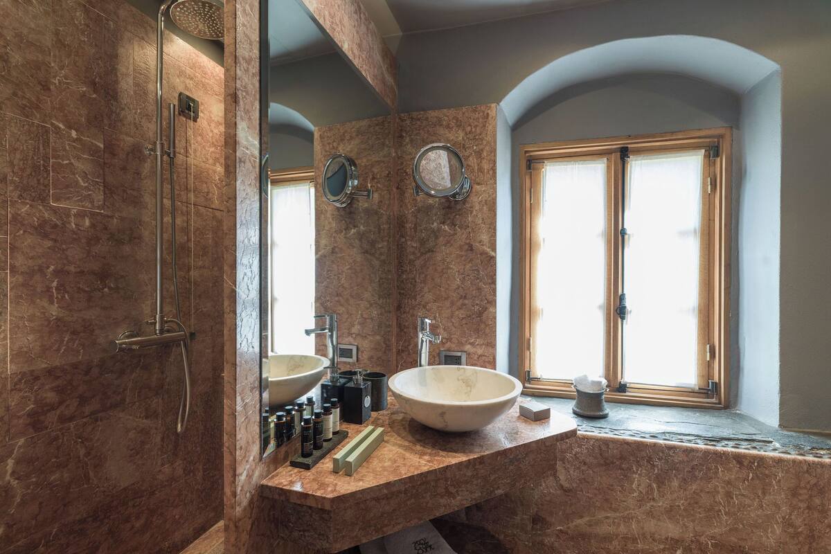 suite (kinsterna) | bathroom | shower, free toiletries, hair dryer, bathrobes