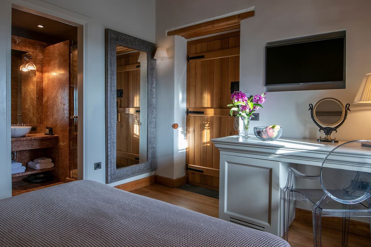 double room | 1 bedroom, hypo-allergenic bedding, minibar, in-room safe