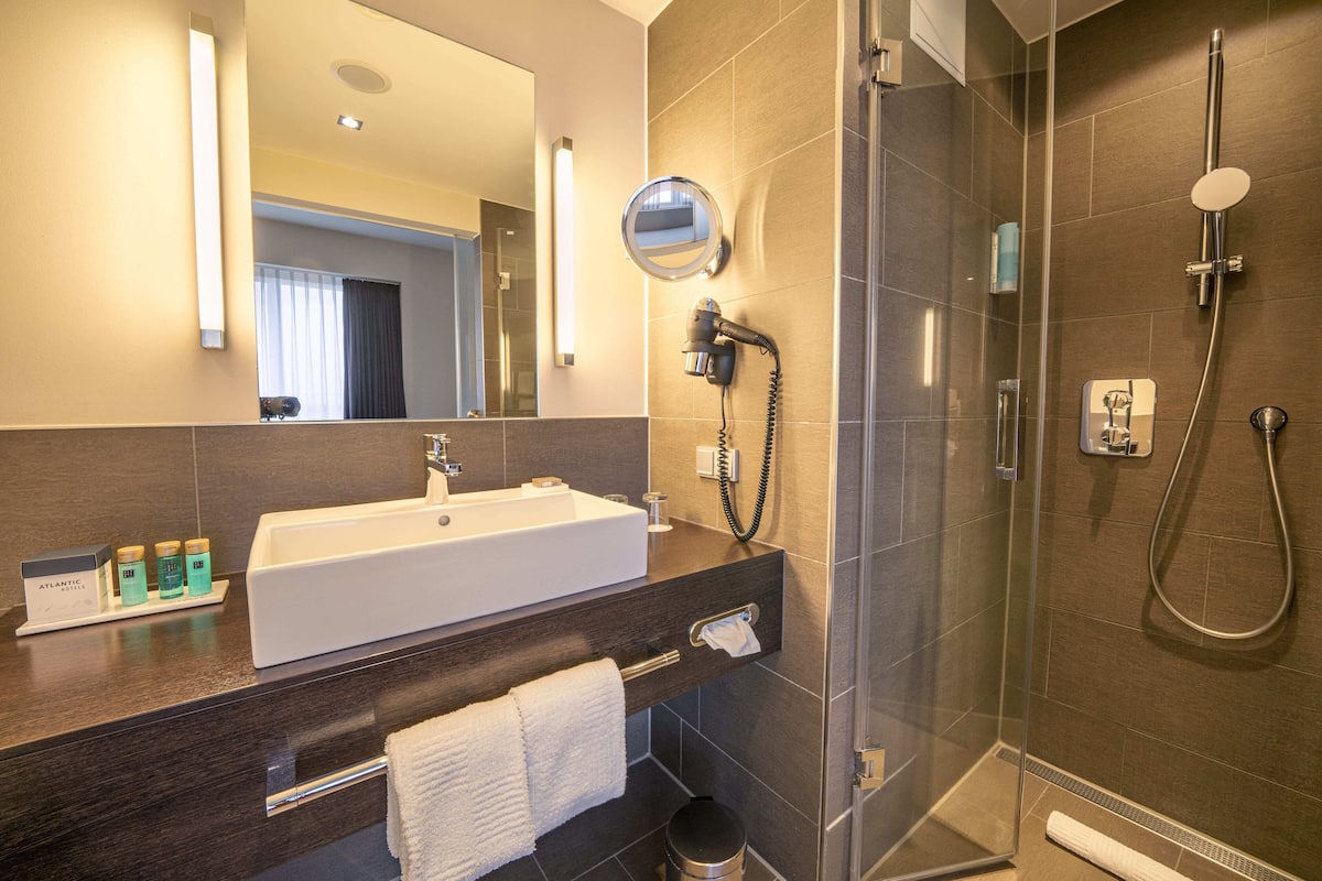 studio | bathroom | eco-friendly toiletries, hair dryer, bathrobes, towels