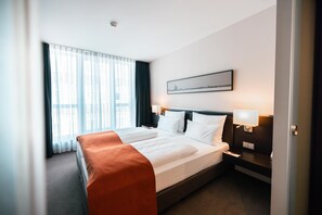 Premium bedding, pillow-top beds, in-room safe, desk - Atlantic Hotel Luebeck (Lübeck)