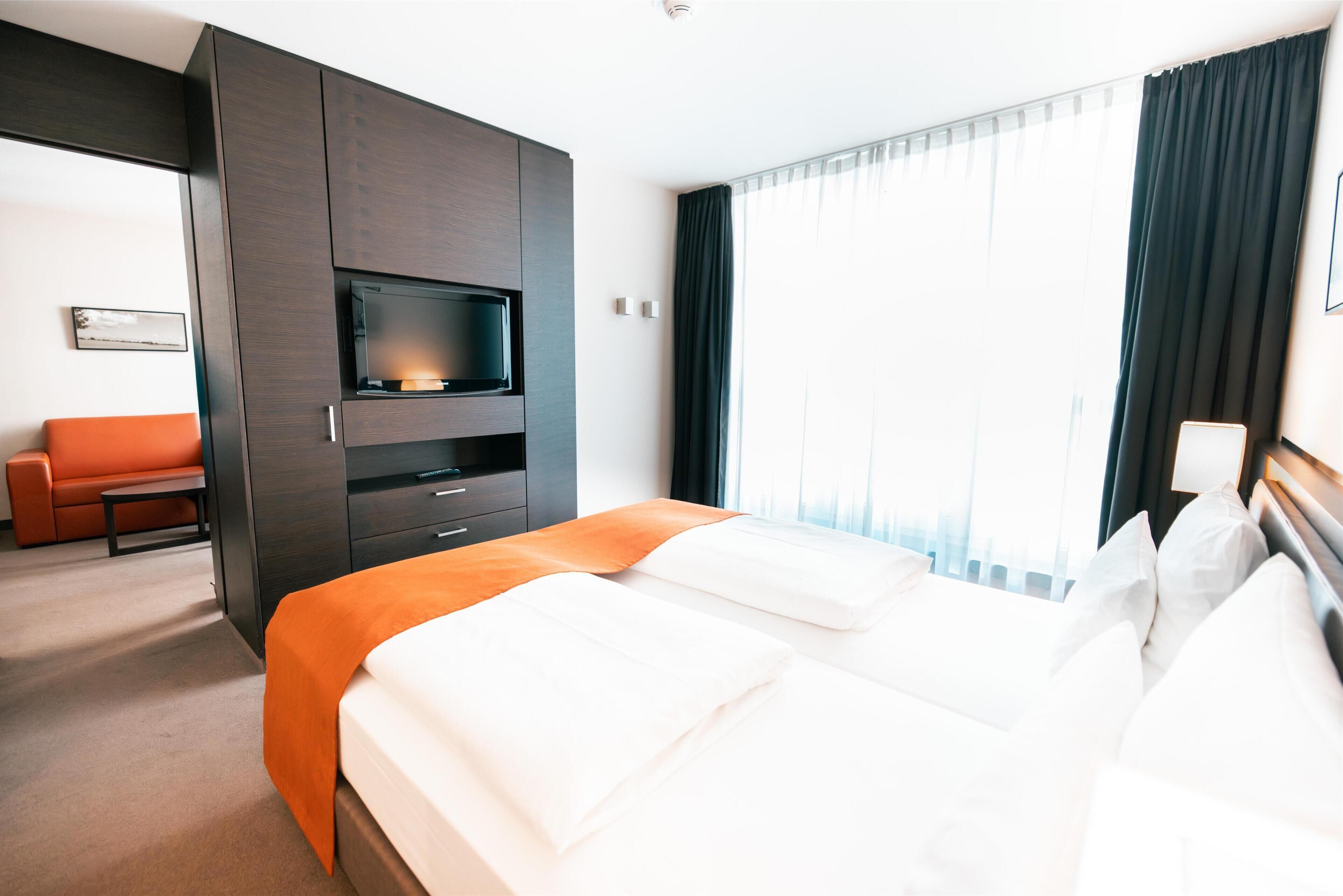 premium bedding, pillow-top beds, in-room safe, desk