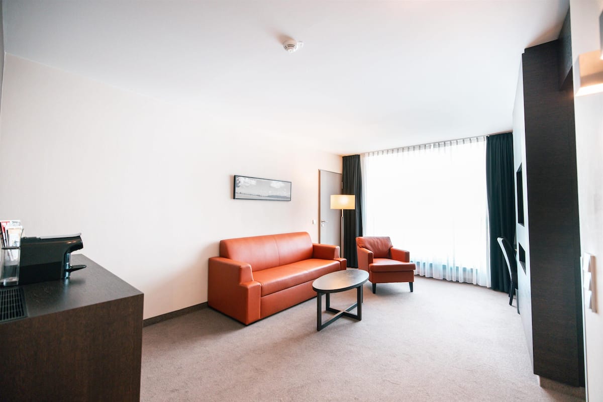 premium bedding, pillow-top beds, in-room safe, desk