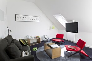 Junior Studio Suite | Living area | Flat-screen TV