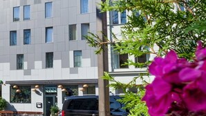 A modern building with a grid of windows and a flat facade. - Hotel Gat Point Charlie Berlin (Berlin)