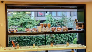Colazione a buffet, servita tutte le mattine (20 EUR a persona)