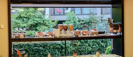 Frukostbuffé varje dag (EUR 20 per person)