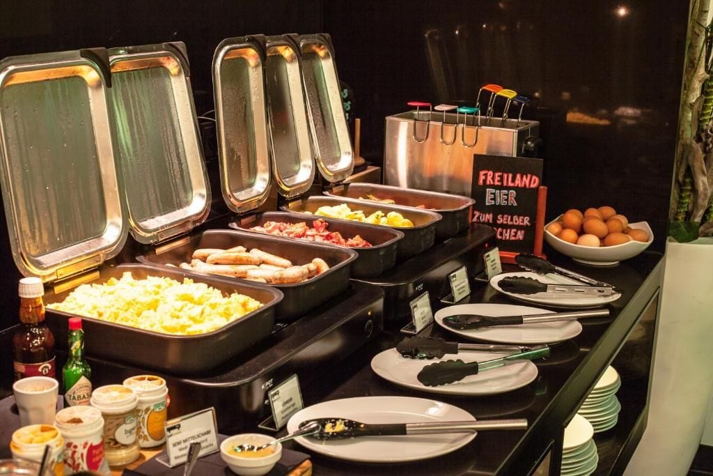 En buffet med et udvalg af madvarer og tilbehør.