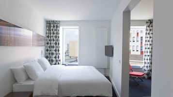 Cubrecamas y caja de seguridad en la habitación