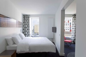 Suite estudio junior | Edredones de plumas, caja fuerte, decoración individual