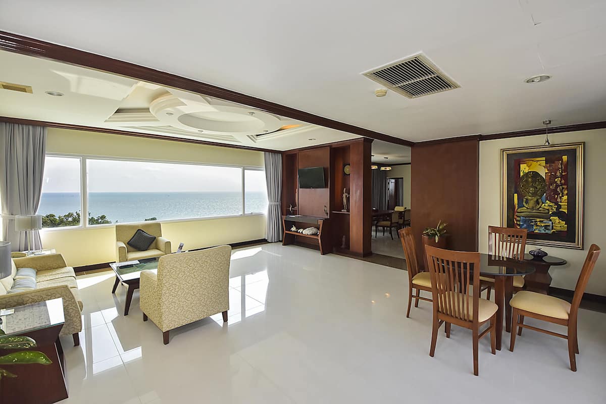 Jacqueline Kennedy Suite | Living room | 20-inch flat-screen TV with cable channels