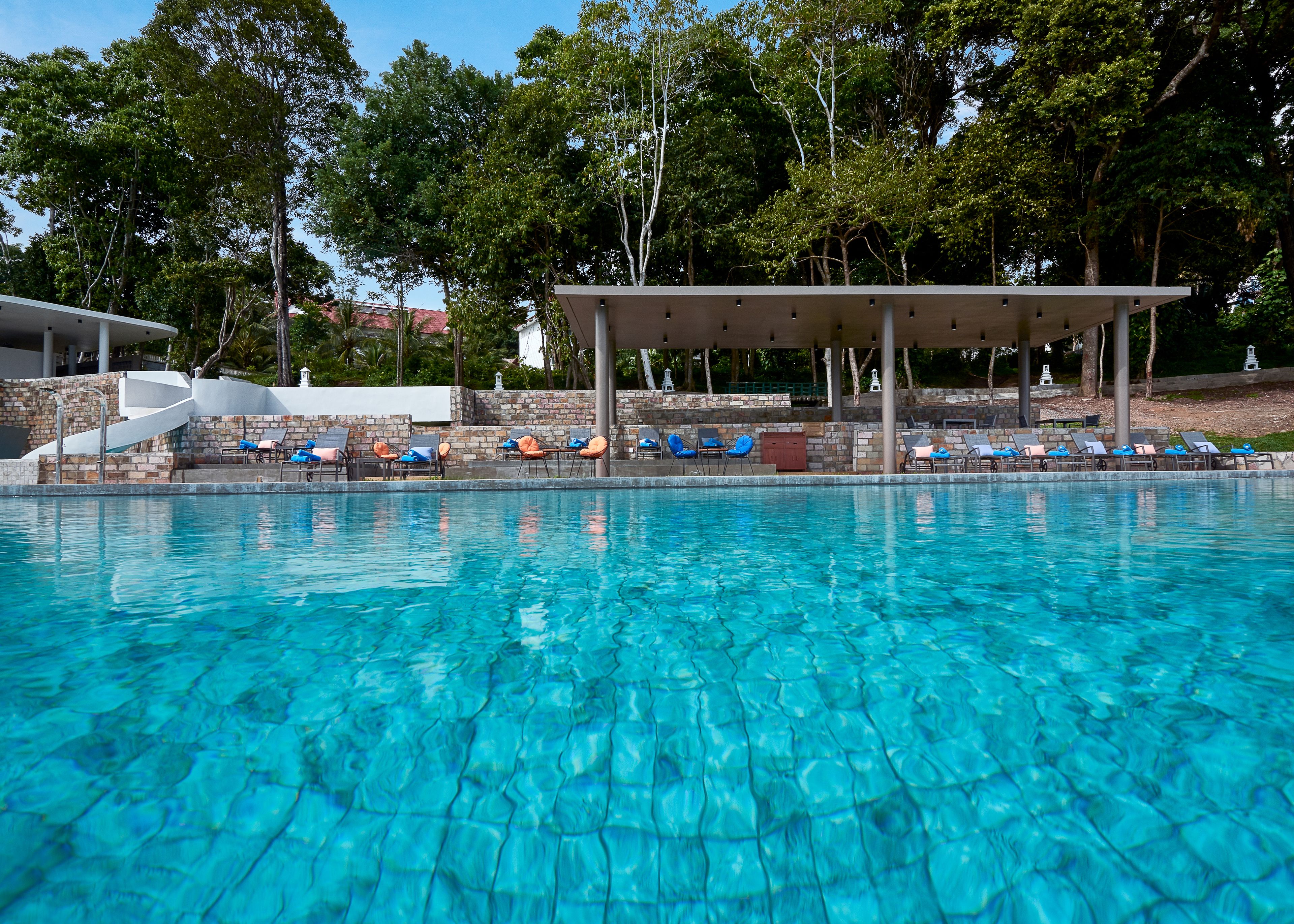 สระว่ายน้ำในร่ม, สระว ่ายน้ำกลางแจ้ง