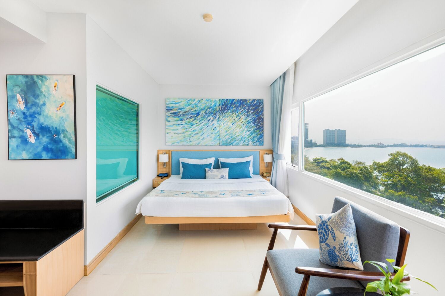 Deluxe King | Premium bedding, minibar, in-room safe, desk