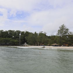 Aan een privéstrand, wit zand, gratis strandhuisjes, parasols
