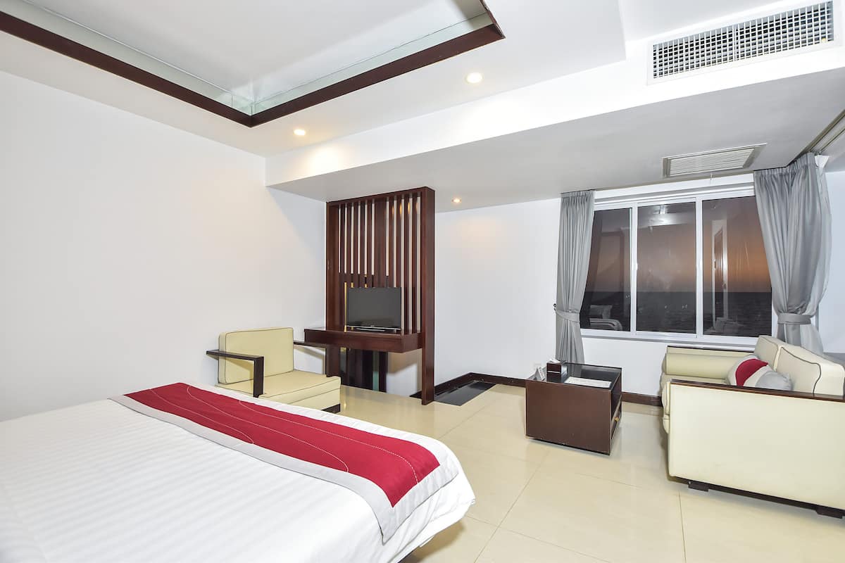 Studio King | 1 bedroom, premium bedding, minibar, in-room safe