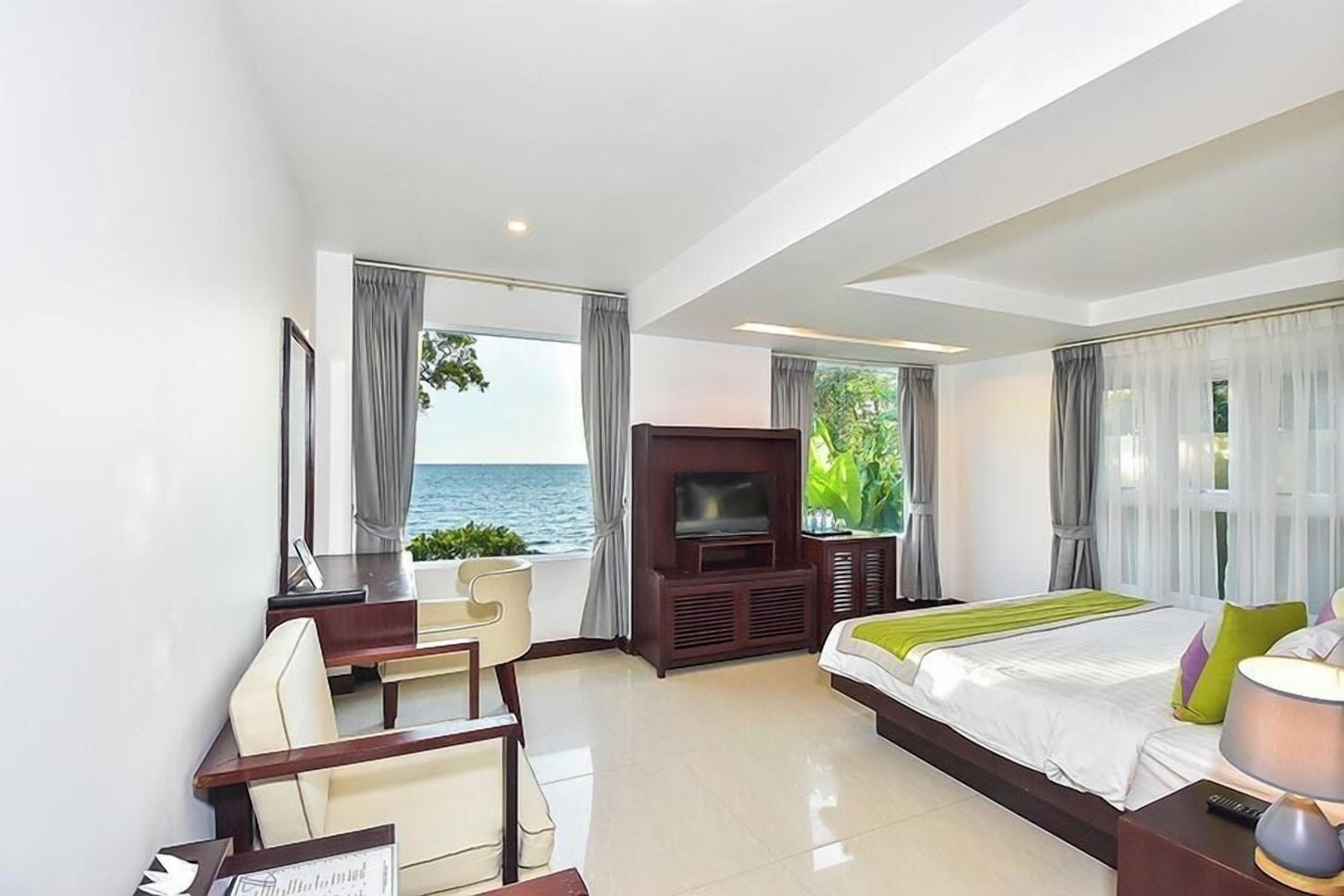 Premium bedding, minibar, in-room safe, desk