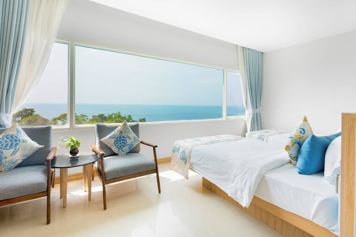 Deluxe Twin | Premium bedding, minibar, in-room safe, desk