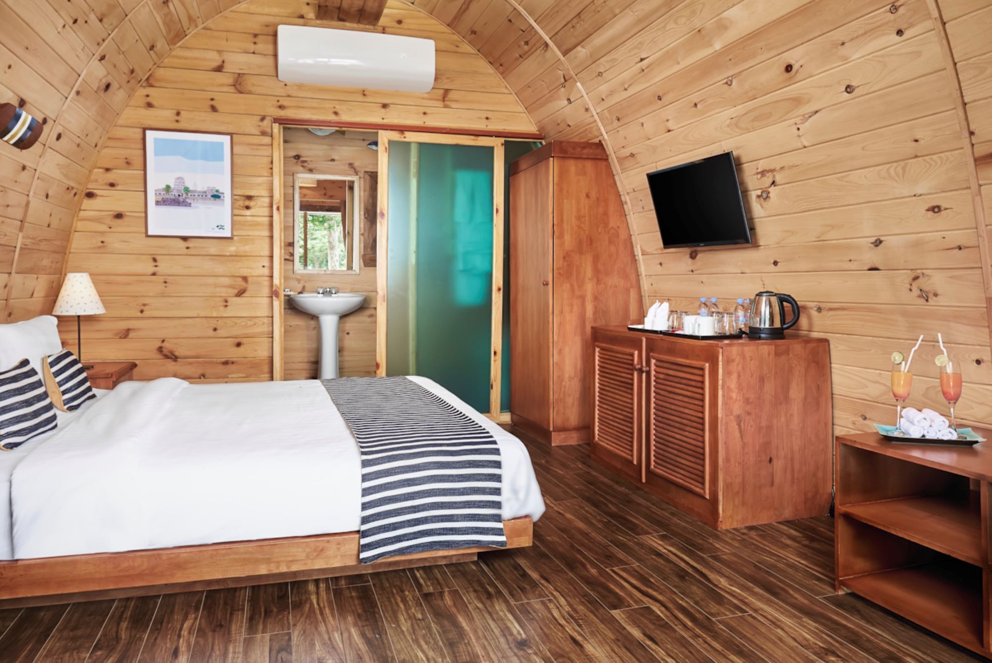Premium bedding, minibar, in-room safe, desk