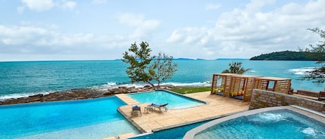 Alberca techada y alberca al aire libre