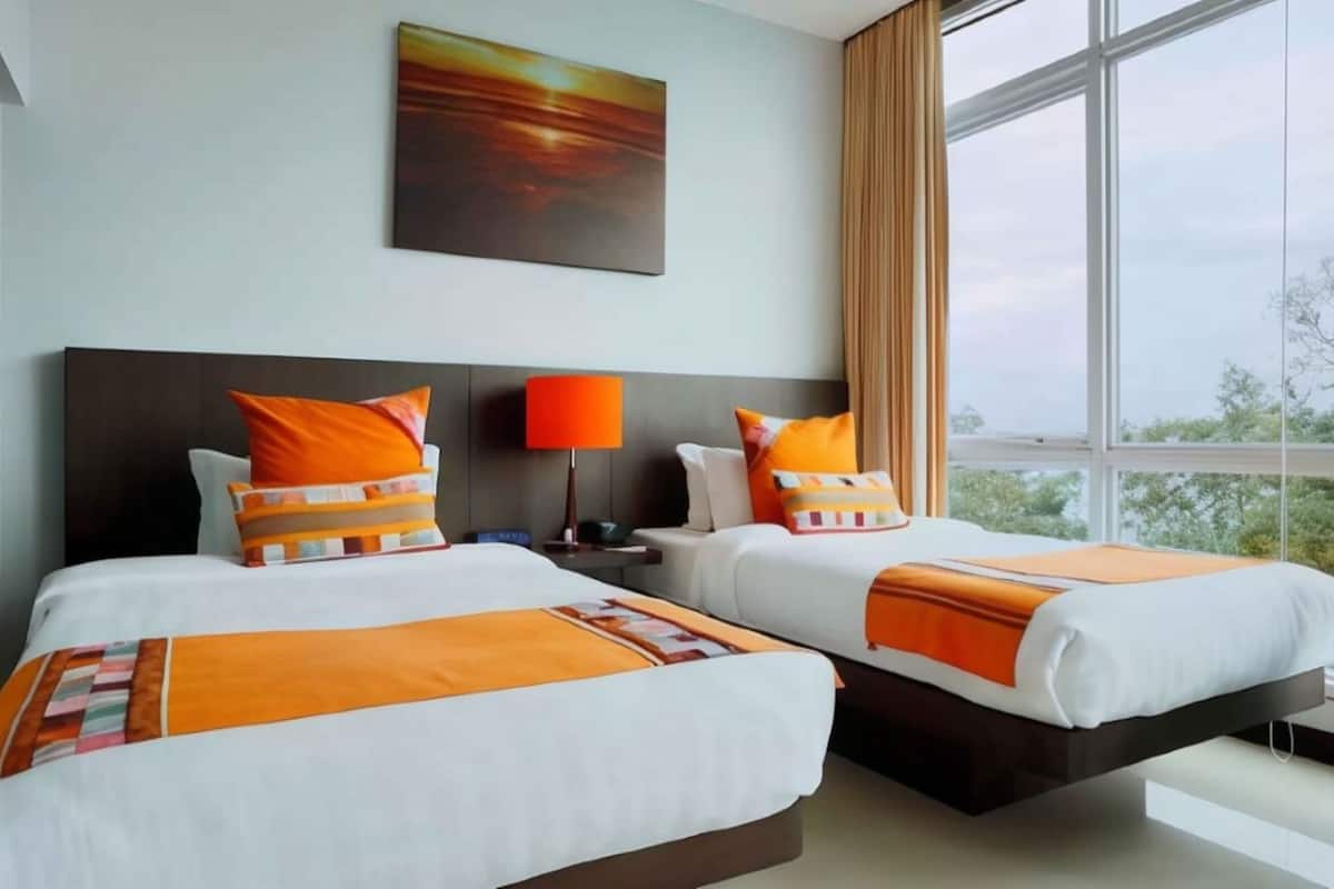1 bedroom, premium bedding, minibar, in-room safe