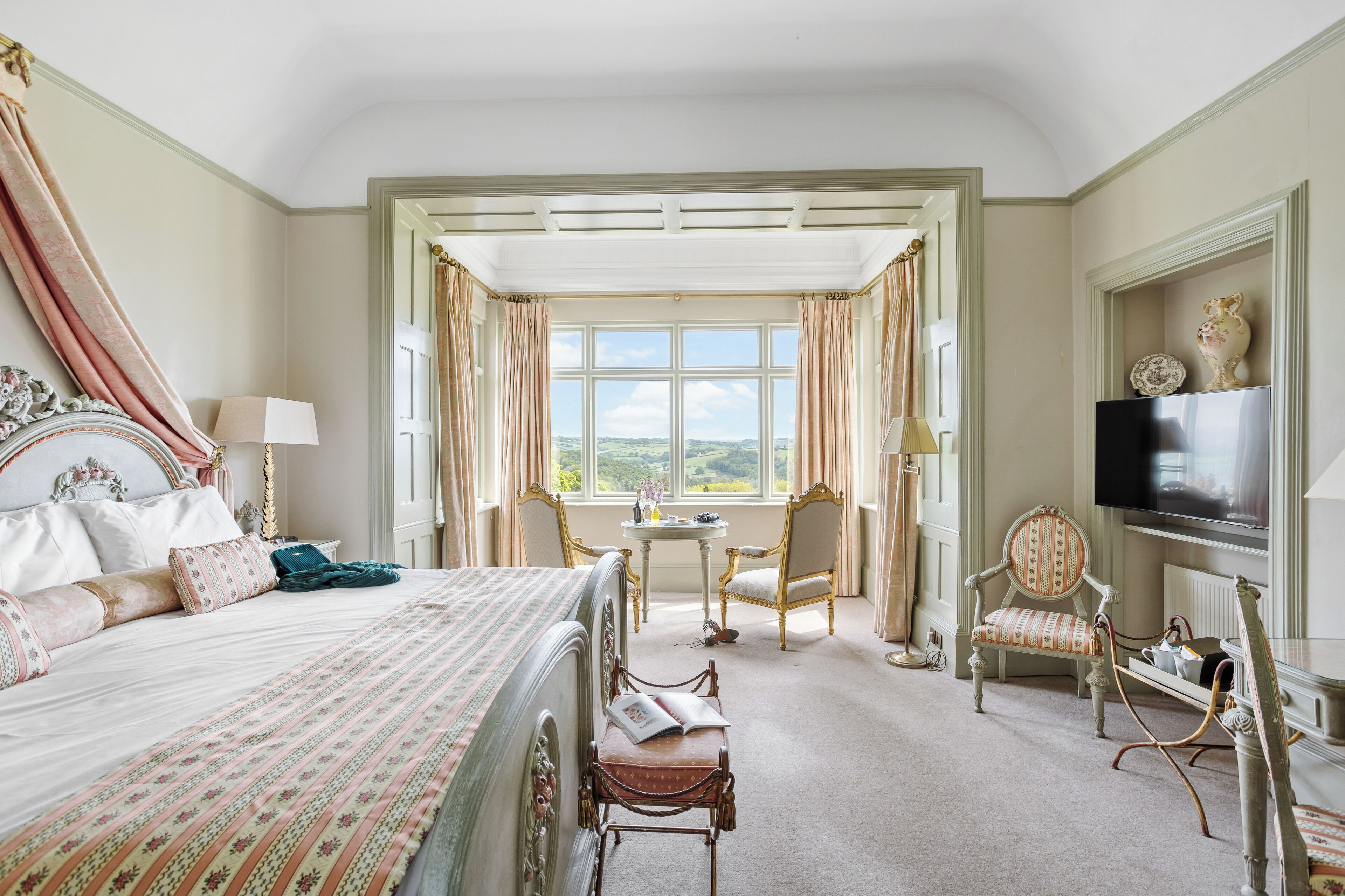 Manor Junior | In-room safe, individually decorated, individually furnished, desk