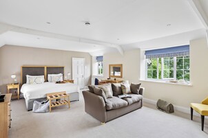 Estate Deluxe | In-room safe, individually decorated, individually furnished, desk