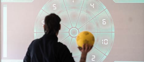 Uma pessoa joga boliche, com a pontuação de 286 exibida.