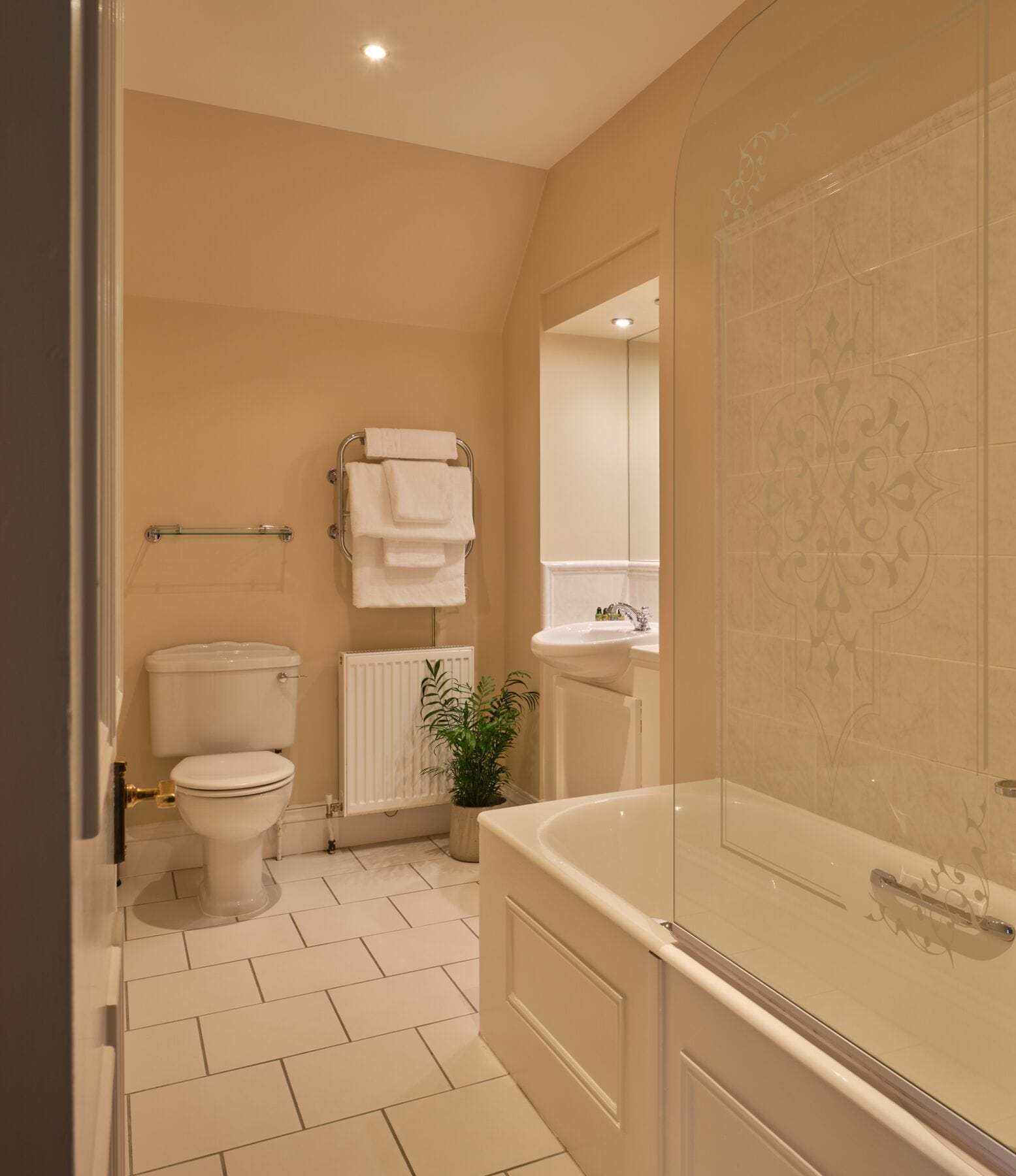 Un baño moderno con inodoro, lavabo y bañera.