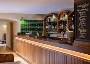 Bar (trong khuôn viên)