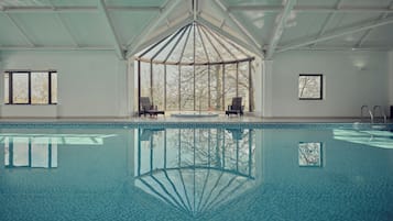 Inomhuspool och en säsongsöppen utomhuspool