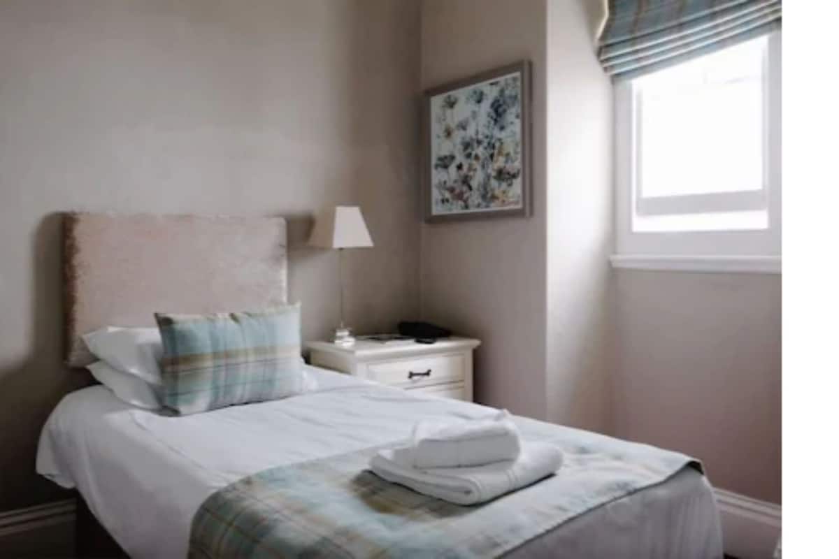 Habitación individual estándar | Tabla de planchar con plancha, wifi gratis y ropa de cama