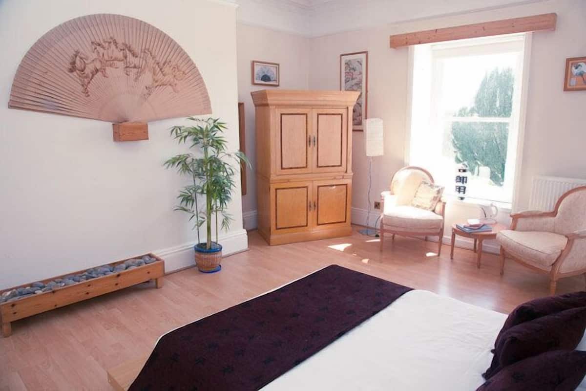 Habitación doble Deluxe | Tabla de planchar con plancha, wifi gratis y ropa de cama