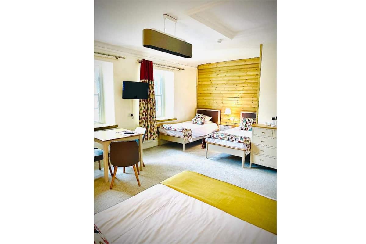 Habitación estándar (Family-Quad) | Tabla de planchar con plancha, wifi gratis y ropa de cama