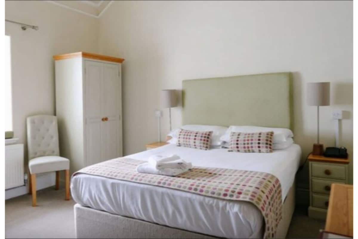 Habitación ejecutiva, 1 cama individual | Tabla de planchar con plancha, wifi gratis y ropa de cama