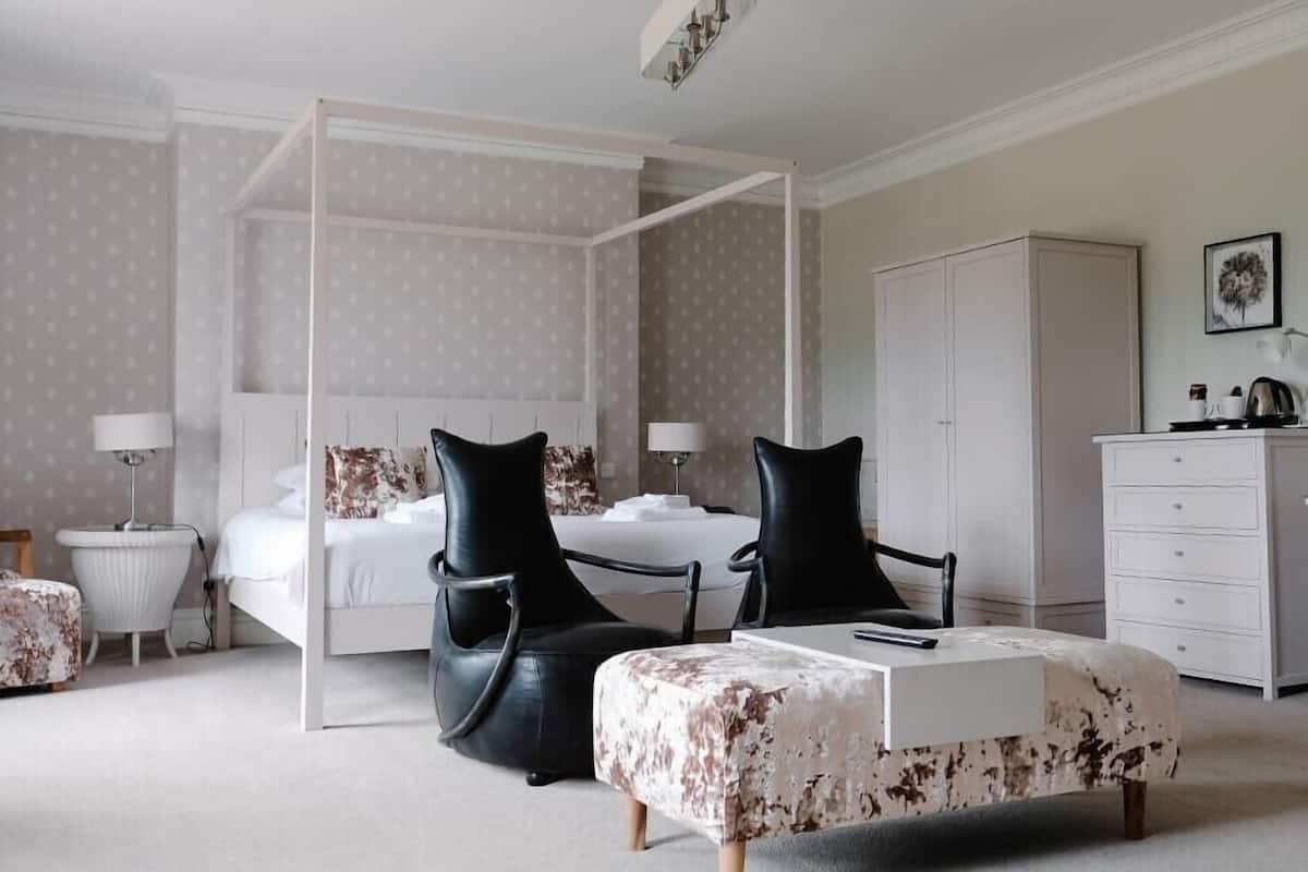 Habitación doble Deluxe | Tabla de planchar con plancha, wifi gratis y ropa de cama