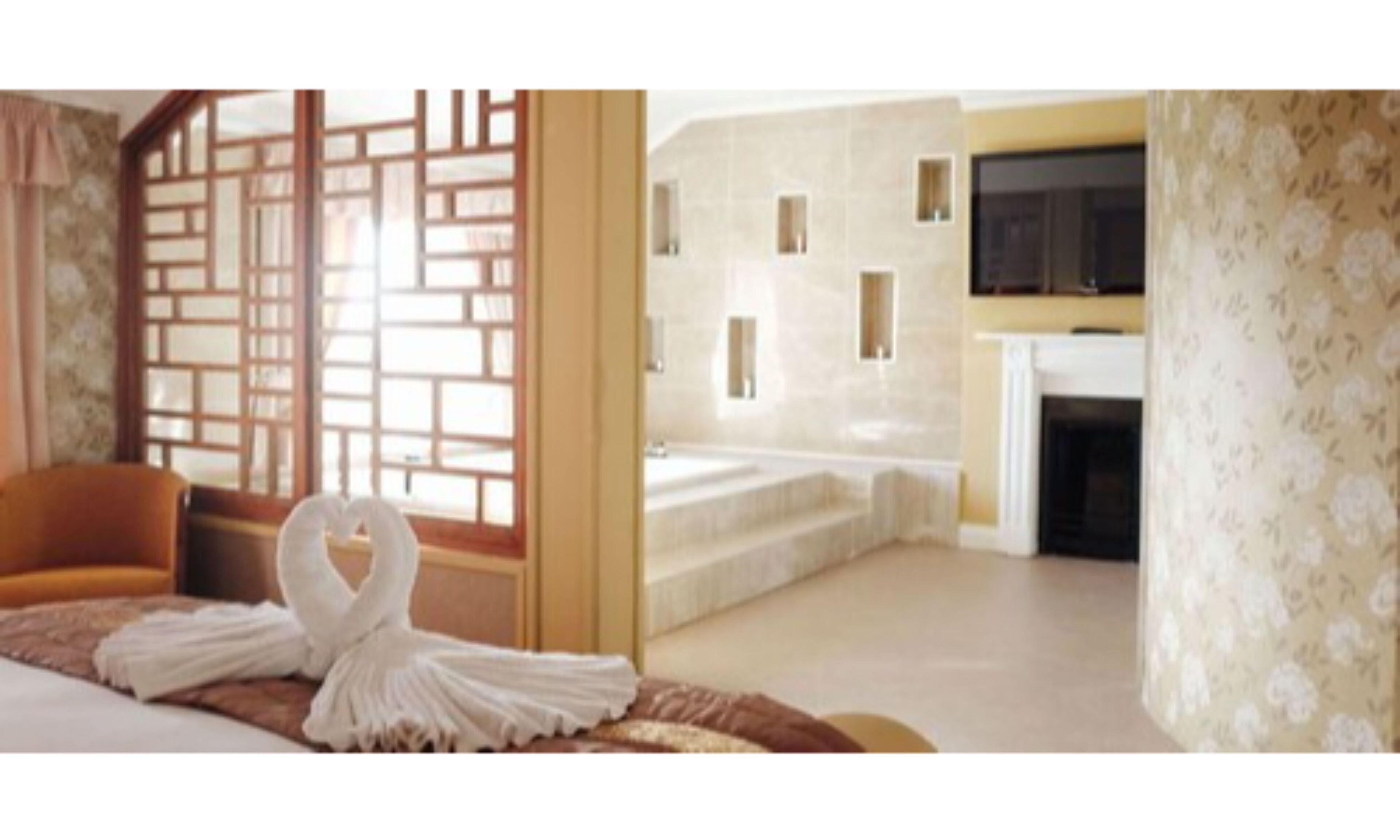 Honeymoon Suite | Iron/ironing board, free WiFi, bed sheets