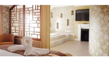 Honeymoon Suite | Iron/ironing board, free WiFi, bed sheets