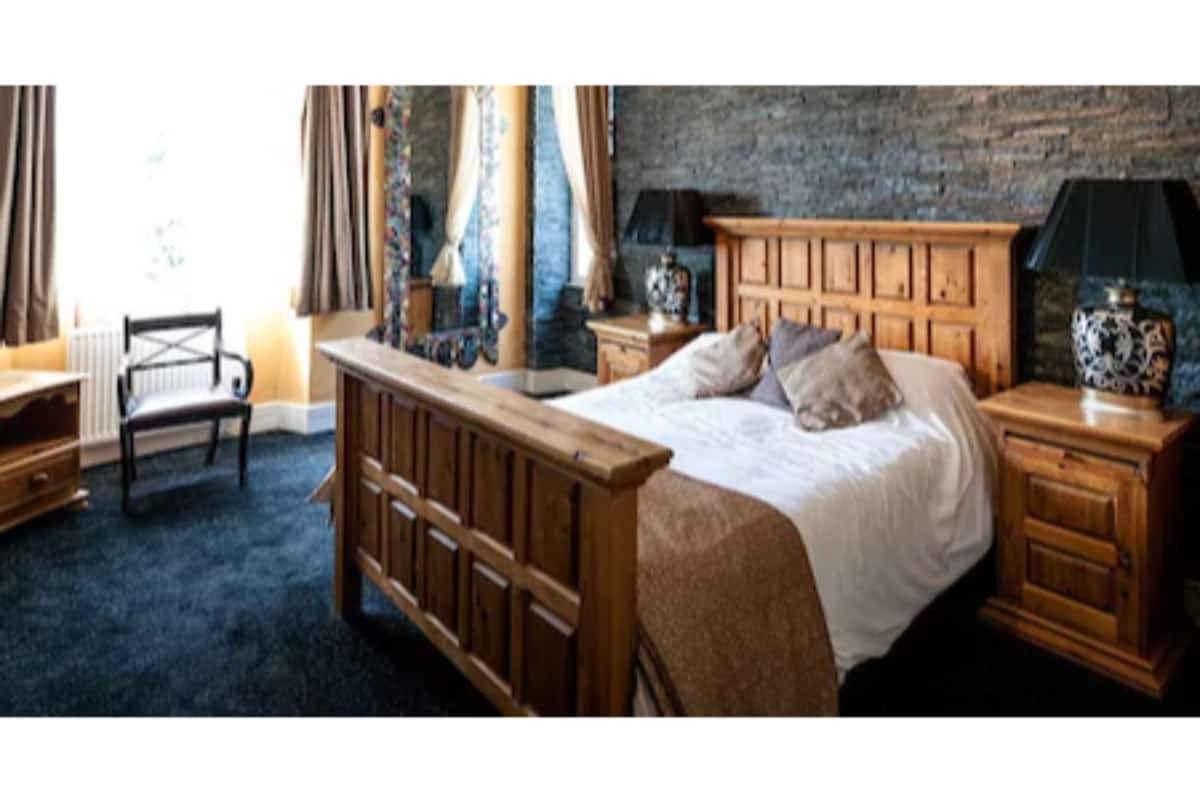 Habitación doble estándar | Tabla de planchar con plancha, wifi gratis y ropa de cama