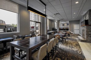 Café da manhã com buffet grátis todos os dias