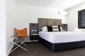 Premium bedding, individually furnished, desk, laptop workspace - Fountain View Motel (Dubbo)